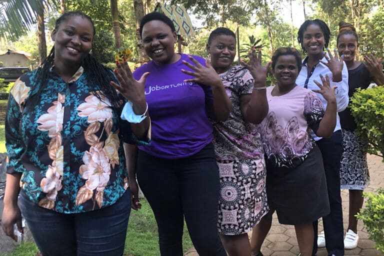 Wanawake 5 wa Kitanzania wanasimama na kutabasamu kwenye kamera