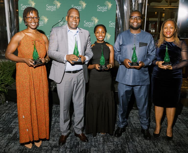 Viongozi 5 wa Afrika wakisimama na tuzo zao