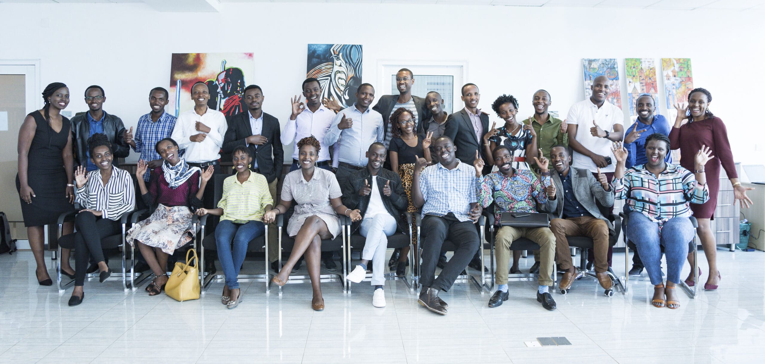 Kundi la watu wazima wa Rwanda wakiwa kwenye picha ya kamera