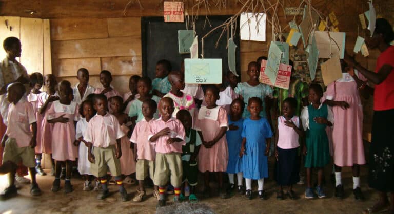 Un groupe d'écoliers regarde la caméra