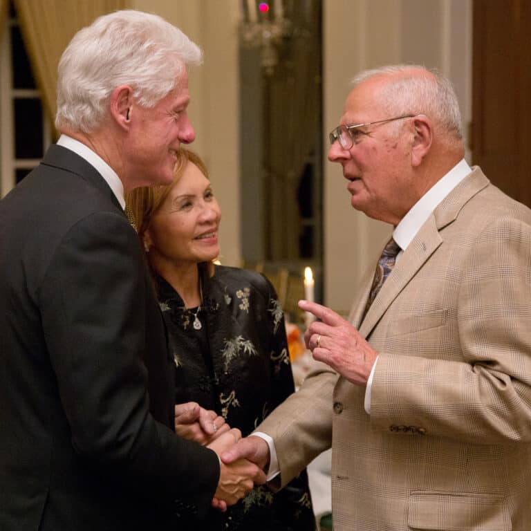 Bill Clinton serre la main de Barry Segal