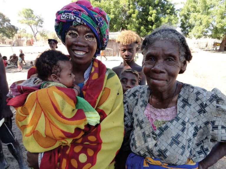 Wananchi wa Malagasy wakiangalia kamera