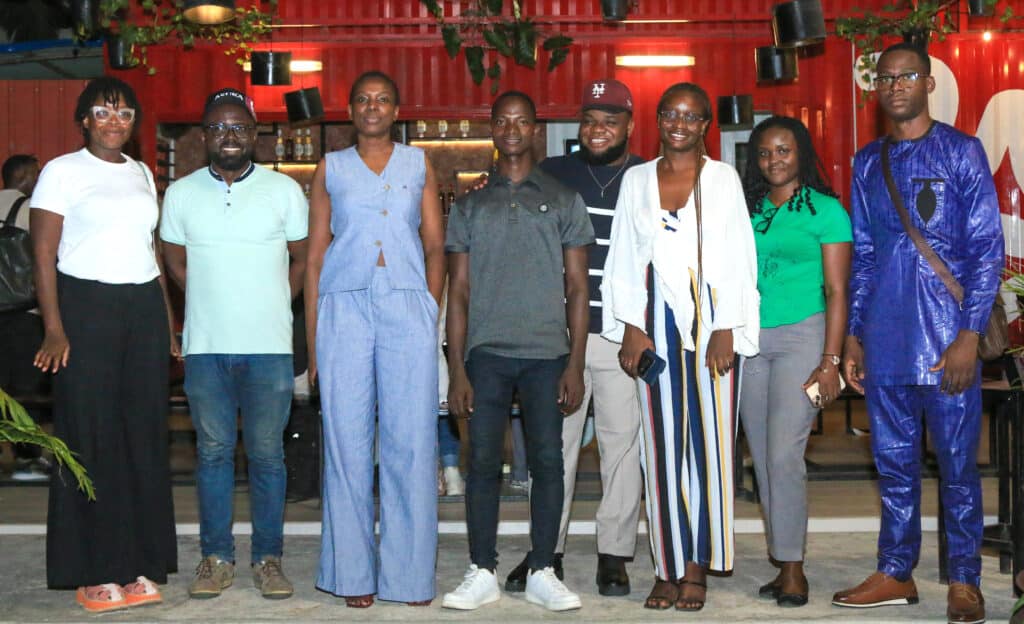 Waafrika saba wazima nchini Benin wanasimama kwenye mstari na kuangalia kamera