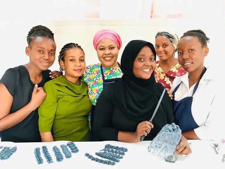 Six femmes africaines présentent leurs bijoux