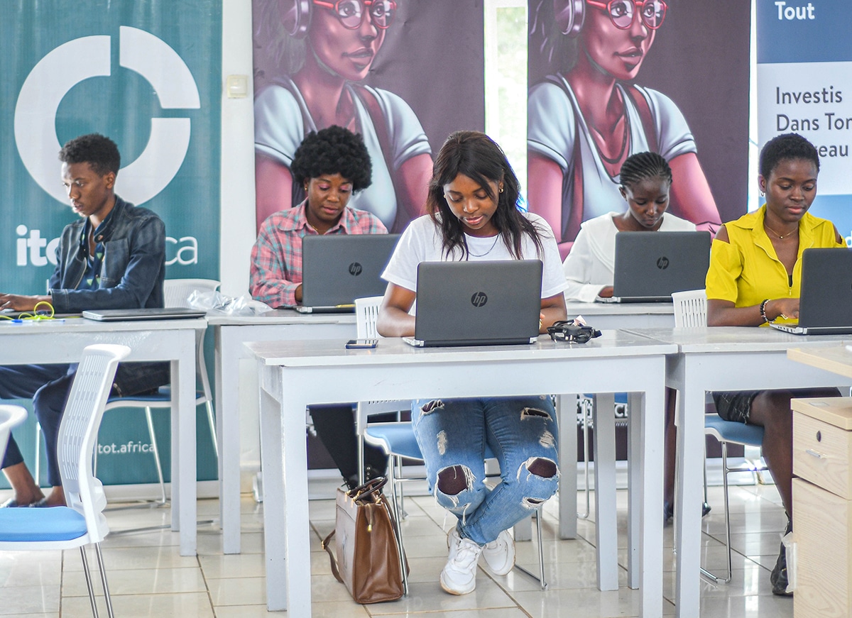 Les jeunes Africains travaillent devant leur ordinateur portable