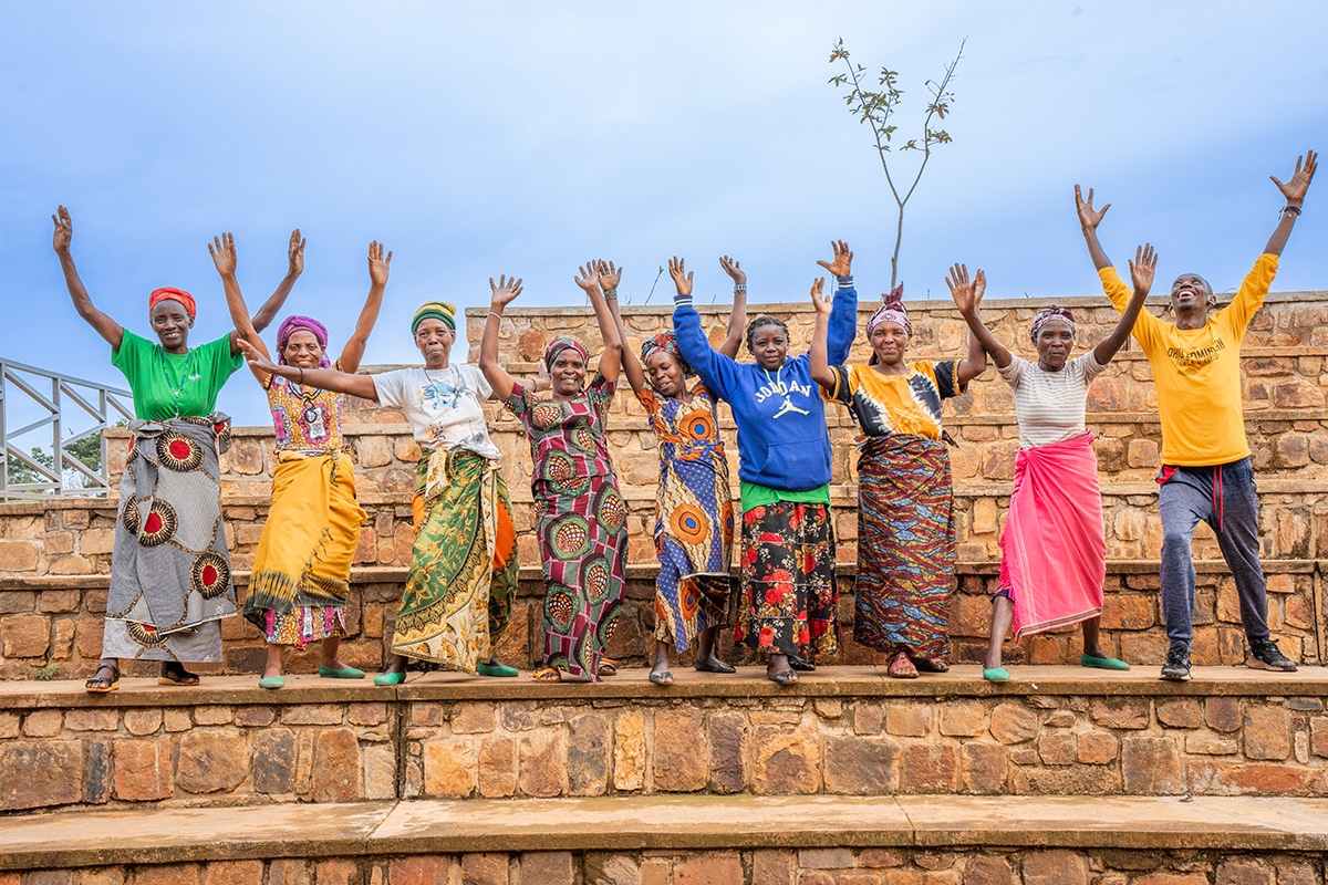 Un groupe d'adultes africains lève les mains en signe de joie