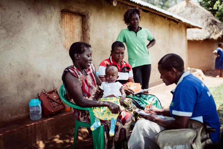 Un agent de santé communautaire rencontre une famille au Kenya