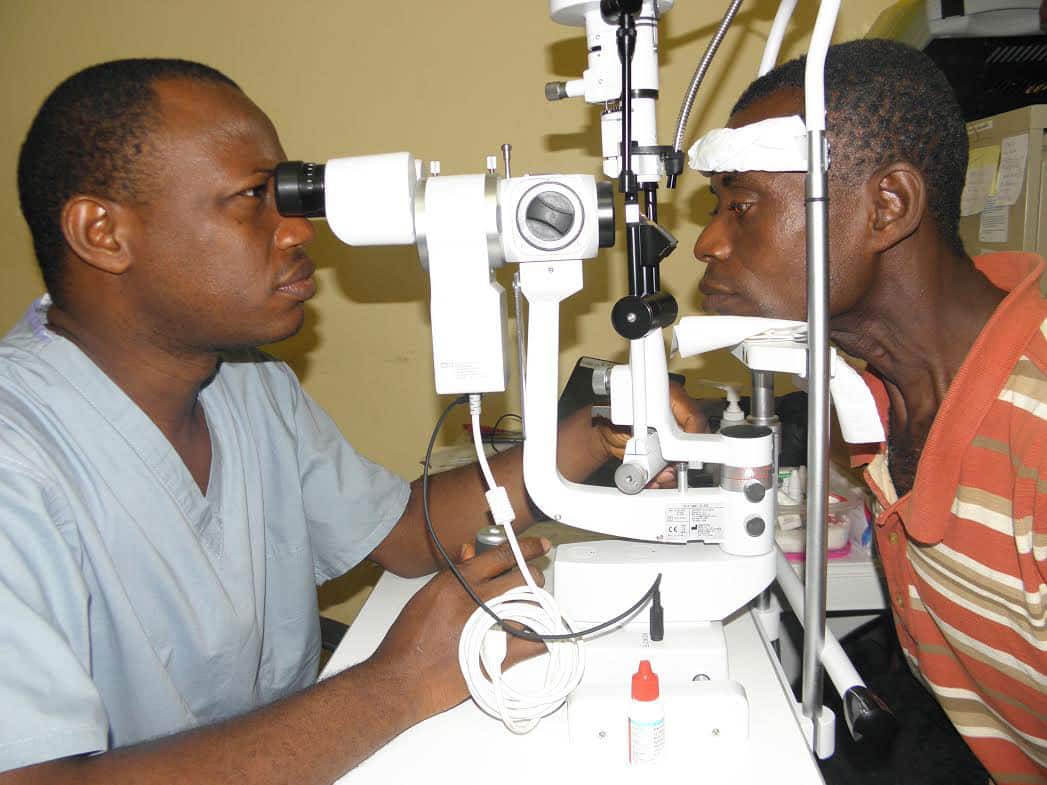 Daktari wa macho amchunguza mgonjwa