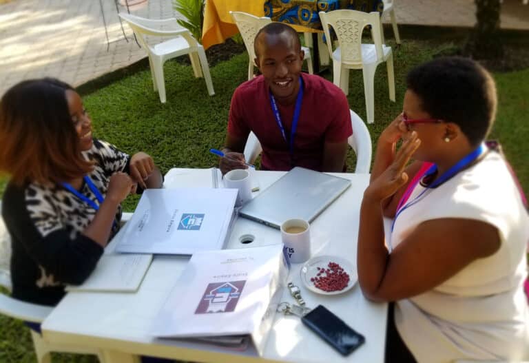 Waafrika watatu wazungumza katika meza moja