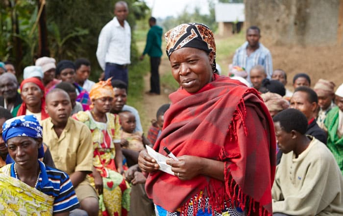 Mwanamke wa Kiafrika akizungumza mbele ya kikundi