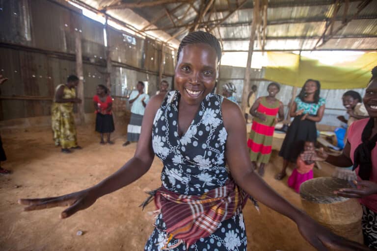 Mwanamke wa Kiafrika anayetabasamu apiga picha kwa kamera