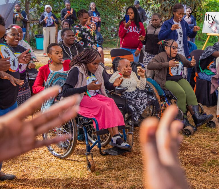 Un groupe de femmes kenyanes en fauteuil roulant