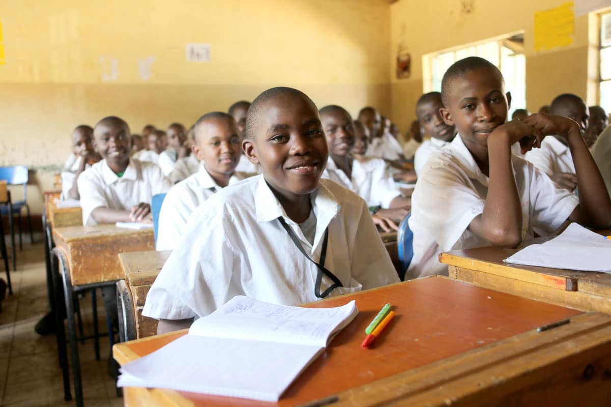 Wanafunzi wa Kenya wakiwa darasani wakitabasamu kwenye kamera