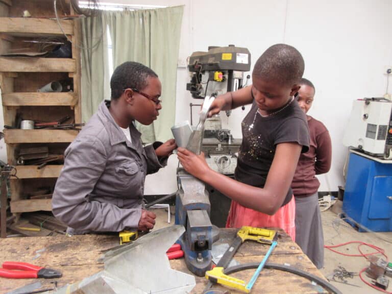 Wasichana watatu wakiwa kazini katika chumba cha kubadilishia nguo