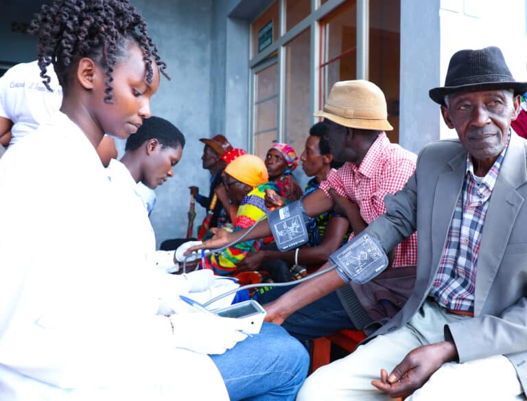 Au Burundi, des patients font contrôler leur tension artérielle dans un dispensaire.