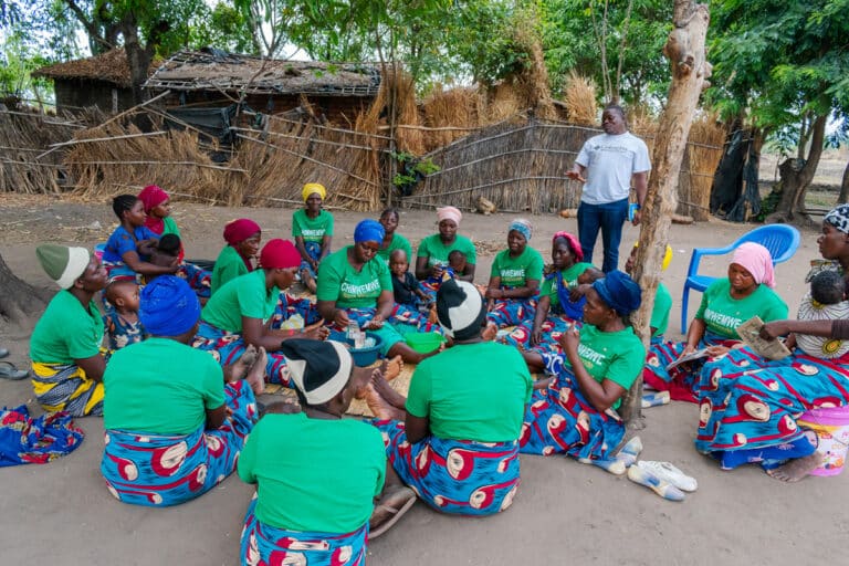 Wanawake wa Malawi huketi kwenye duara chini, wakitazamana na mzungumzaji