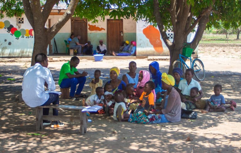Watu kutoka kijiji kimoja nchini Malawi huketi chini na kusikiliza