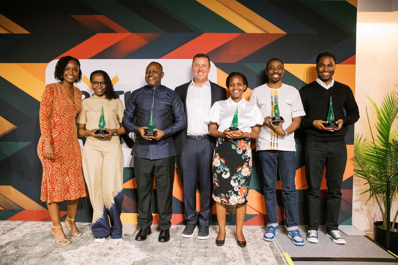 Martin Segal (au centre) pose avec cinq lauréats du prix 2024