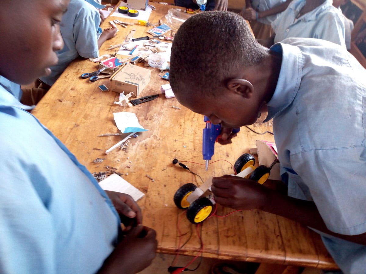 Rwandan students build a robotic car