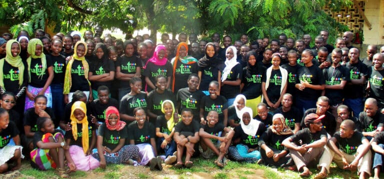 Un grand groupe d'étudiants kenyans portant des T-shirts noirs