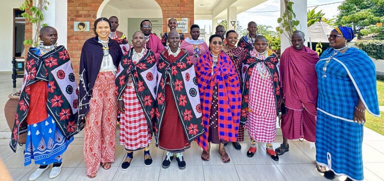 Des femmes leaders masaï se lèvent et prennent la pose devant l'appareil photo
